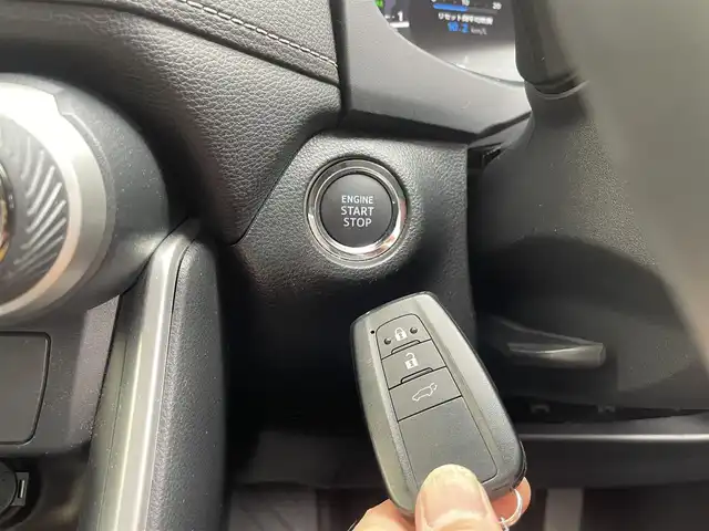 トヨタ ＲＡＶ４ G 埼玉県 2023(令5)年 5.6万km アティチュードブラックマイカ /ワンオーナー//4WD//純正10.5型メモリナビ//フルセグTV//全方位モニター//Bluetoothオーディオ//黒レザーシート//運転席パワーシート//前2席シートヒータ&エアシート//ステアリングヒーター//アダプティブクルーズコントロール//ビルトインETC2.0//スマートキーx2//LEDヘッドライト&LEDフォグ//パワーバックドア//PCS/LTA/BSM//RCTA/PKSB/RSA//クリアランスソナー//ドライブレコーダー//W.サイドエアバッグ//カーテン.ニーエアバッグ//ABS/横滑り防止装置//オートライト/オートハイビーム//革巻きステアリング//スモークフィルム//ドアバイザー//純正18インチAW//新車時保証書//取扱説明書//マルチメディア取説