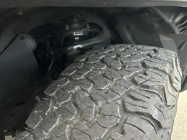トヨタ ＦＪクルーザー 宮城県 2013(平25)年 6.1万km 緑 リアデフロック/アクティブトラクションコントロール/寒冷地セット/・デアイサー（フロント）/・ヒーター付ドアミラー/・サイドステップ/＝＝＝/リアパーキングセンサー/純正ナビ（NSCP-W62）/・CD/・Bluetooth/・ワンセグTV/バックカメラ/ETC/リモコンキー/スペアキー/純正17インチAW（BFGoodrich All-Terrainタイヤ）/社外17インチAW（BRADLEY）車載/背面タイヤ/純正フロアマット/純正ドアバイザー/W/サイド/カーテンエアバッグ