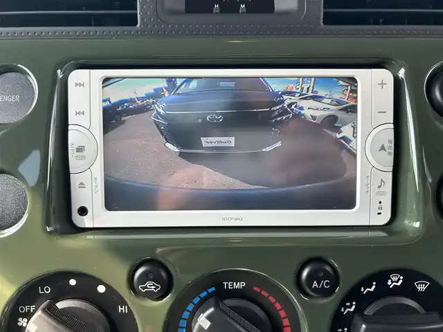 トヨタ ＦＪクルーザー 宮城県 2013(平25)年 6.1万km 緑 リアデフロック/アクティブトラクションコントロール/寒冷地セット/・デアイサー（フロント）/・ヒーター付ドアミラー/・サイドステップ/＝＝＝/リアパーキングセンサー/純正ナビ（NSCP-W62）/・CD/・Bluetooth/・ワンセグTV/バックカメラ/ETC/リモコンキー/スペアキー/純正17インチAW（BFGoodrich All-Terrainタイヤ）/社外17インチAW（BRADLEY）車載/背面タイヤ/純正フロアマット/純正ドアバイザー/W/サイド/カーテンエアバッグ