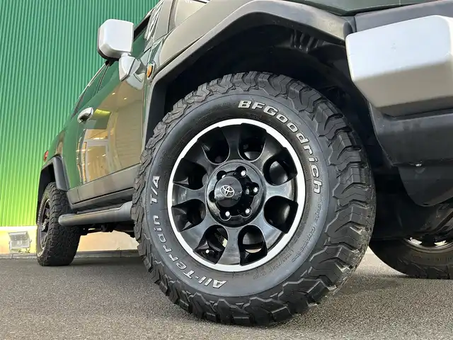 トヨタ ＦＪクルーザー 宮城県 2013(平25)年 6.1万km 緑 リアデフロック/アクティブトラクションコントロール/寒冷地セット/・デアイサー（フロント）/・ヒーター付ドアミラー/・サイドステップ/＝＝＝/リアパーキングセンサー/純正ナビ（NSCP-W62）/・CD/・Bluetooth/・ワンセグTV/バックカメラ/ETC/リモコンキー/スペアキー/純正17インチAW（BFGoodrich All-Terrainタイヤ）/社外17インチAW（BRADLEY）車載/背面タイヤ/純正フロアマット/純正ドアバイザー/W/サイド/カーテンエアバッグ