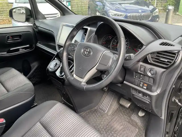 トヨタ ヴォクシー ZS 埼玉県 2017(平29)年 5.1万km イナズマスパーキングブラックガラスフレーク 純正９インチナビTV/純正AW/ビルトインETC/片側パワースライドドア/クルコン/バックカメラ/プッシュスタート/プリクラッシュ/車線逸脱警報装置/取扱説明書/保証書付整備手帳