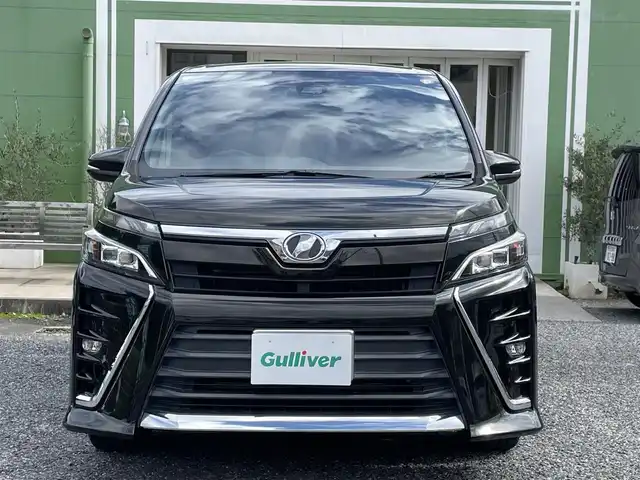 トヨタ ヴォクシー ZS 埼玉県 2017(平29)年 5.1万km イナズマスパーキングブラックガラスフレーク 純正９インチナビTV/純正AW/ビルトインETC/片側パワースライドドア/クルコン/バックカメラ/プッシュスタート/プリクラッシュ/車線逸脱警報装置/取扱説明書/保証書付整備手帳