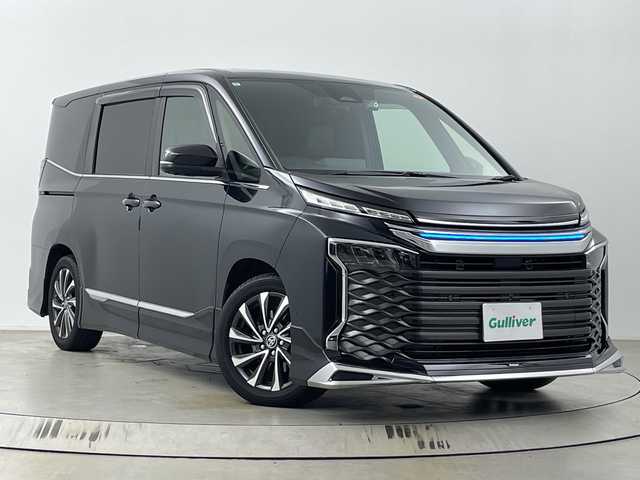 トヨタ ヴォクシー ハイブリッド S－Z 埼玉県 2024(令6)年 1万km グリッターブラックガラスフレーク モデリスタフルエアロ/ユニバーサルステップ/駐車支援システム/純正ディスプレイオーディオ/(Bluetooth/USB/AM/FM)/CD/DVDキッド/地デジフルセグ/全方位カメラ/ETC2.0/前後ドライブレコーダー/アダプティブクルーズコントロール/衝突軽減ブレーキ/ブラインドスポットモニター/車線逸脱警報/クリアランスソナー/ドライバーモニター/ヘッドアップディスプレイ/パワーバックドア/デジタルインナーミラー/1・2列目シートヒーター/電子パーキングシステム/ブレーキホールド/ドライブモードセレクト/ロールサンシェード/ウィンカーミラー/電動格納ミラー/社外センターコンソール/社外フロアマット/純正ドアバイザー/純正17インチアルミホイール