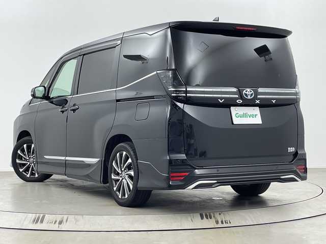 トヨタ ヴォクシー ハイブリッド S－Z 埼玉県 2024(令6)年 1万km グリッターブラックガラスフレーク モデリスタフルエアロ/ユニバーサルステップ/駐車支援システム/純正ディスプレイオーディオ/(Bluetooth/USB/AM/FM)/CD/DVDキッド/地デジフルセグ/全方位カメラ/ETC2.0/前後ドライブレコーダー/アダプティブクルーズコントロール/衝突軽減ブレーキ/ブラインドスポットモニター/車線逸脱警報/クリアランスソナー/ドライバーモニター/ヘッドアップディスプレイ/パワーバックドア/デジタルインナーミラー/1・2列目シートヒーター/電子パーキングシステム/ブレーキホールド/ドライブモードセレクト/ロールサンシェード/ウィンカーミラー/電動格納ミラー/社外センターコンソール/社外フロアマット/純正ドアバイザー/純正17インチアルミホイール