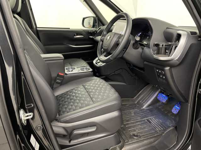 トヨタ ヴォクシー ハイブリッド S－Z 埼玉県 2024(令6)年 1万km グリッターブラックガラスフレーク モデリスタフルエアロ/ユニバーサルステップ/駐車支援システム/純正ディスプレイオーディオ/(Bluetooth/USB/AM/FM)/CD/DVDキッド/地デジフルセグ/全方位カメラ/ETC2.0/前後ドライブレコーダー/アダプティブクルーズコントロール/衝突軽減ブレーキ/ブラインドスポットモニター/車線逸脱警報/クリアランスソナー/ドライバーモニター/ヘッドアップディスプレイ/パワーバックドア/デジタルインナーミラー/1・2列目シートヒーター/電子パーキングシステム/ブレーキホールド/ドライブモードセレクト/ロールサンシェード/ウィンカーミラー/電動格納ミラー/社外センターコンソール/社外フロアマット/純正ドアバイザー/純正17インチアルミホイール