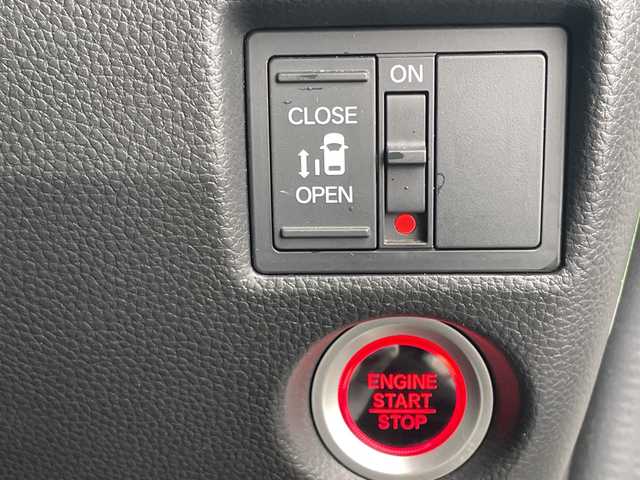 ホンダ Ｎ ＢＯＸ カスタム L 千葉県 2023(令5)年 1.7万km プラチナホワイトパール ナビＣＮ－ＨＥ０２Ｄ　バックカメラ　電動スライドドア　ＢＴ　フルセグＴＶ　ＤＶＤ　シートヒーター　ＥＴＣ　ホンダセンシング　電子パーキング　ブレーキホールド　レーダークルーズ　ドラレコ　ＬＥＤライト