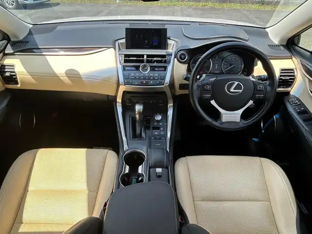 レクサス ＮＸ 300h バージョンL 熊本県 2015(平27)年 5.1万km ソニッククォーツ スカイルーフ/革シート/4WD/プッシュスタート/純正ナビ/（CD・DVD・フルセグTV・BTオーディオ・SD）/全方位カメラ/ビルトインETC/前後ドライブレコーダー/純正18インチAW/レーダークルーズ/パドルシフト/パワーバックドア/前席パワーシート・右前席シートメモリー/前席シートヒーター・エアーシート/ステアリングヒーター/LEDヘッドライト/オートライト/フォグライト/前後コーナーセンサー/横滑り防止装置/ウィンカーミラー/純正フロアマット/新車保証書/取扱説明書/スマートスペアキー×1本
