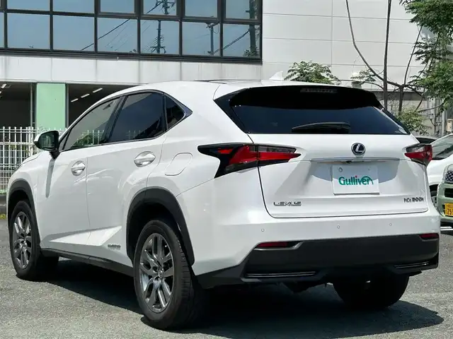 レクサス ＮＸ 300h バージョンL 熊本県 2015(平27)年 5.1万km ソニッククォーツ スカイルーフ/革シート/4WD/プッシュスタート/純正ナビ/（CD・DVD・フルセグTV・BTオーディオ・SD）/全方位カメラ/ビルトインETC/前後ドライブレコーダー/純正18インチAW/レーダークルーズ/パドルシフト/パワーバックドア/前席パワーシート・右前席シートメモリー/前席シートヒーター・エアーシート/ステアリングヒーター/LEDヘッドライト/オートライト/フォグライト/前後コーナーセンサー/横滑り防止装置/ウィンカーミラー/純正フロアマット/新車保証書/取扱説明書/スマートスペアキー×1本