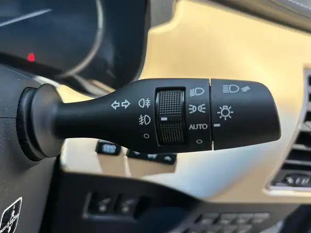レクサス ＮＸ 300h バージョンL 熊本県 2015(平27)年 5.1万km ソニッククォーツ スカイルーフ/革シート/4WD/プッシュスタート/純正ナビ/（CD・DVD・フルセグTV・BTオーディオ・SD）/全方位カメラ/ビルトインETC/前後ドライブレコーダー/純正18インチAW/レーダークルーズ/パドルシフト/パワーバックドア/前席パワーシート・右前席シートメモリー/前席シートヒーター・エアーシート/ステアリングヒーター/LEDヘッドライト/オートライト/フォグライト/前後コーナーセンサー/横滑り防止装置/ウィンカーミラー/純正フロアマット/新車保証書/取扱説明書/スマートスペアキー×1本
