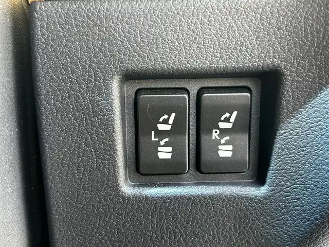 レクサス ＮＸ 300h バージョンL 熊本県 2015(平27)年 5.1万km ソニッククォーツ スカイルーフ/革シート/4WD/プッシュスタート/純正ナビ/（CD・DVD・フルセグTV・BTオーディオ・SD）/全方位カメラ/ビルトインETC/前後ドライブレコーダー/純正18インチAW/レーダークルーズ/パドルシフト/パワーバックドア/前席パワーシート・右前席シートメモリー/前席シートヒーター・エアーシート/ステアリングヒーター/LEDヘッドライト/オートライト/フォグライト/前後コーナーセンサー/横滑り防止装置/ウィンカーミラー/純正フロアマット/新車保証書/取扱説明書/スマートスペアキー×1本
