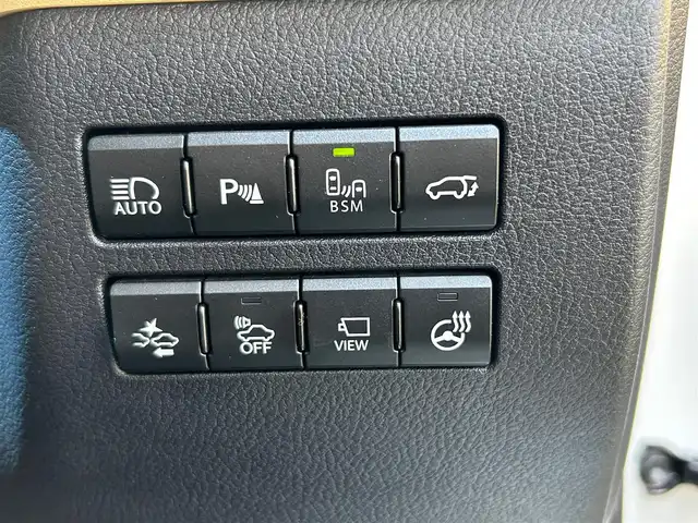 レクサス ＮＸ 300h バージョンL 熊本県 2015(平27)年 5.1万km ソニッククォーツ スカイルーフ/革シート/4WD/プッシュスタート/純正ナビ/（CD・DVD・フルセグTV・BTオーディオ・SD）/全方位カメラ/ビルトインETC/前後ドライブレコーダー/純正18インチAW/レーダークルーズ/パドルシフト/パワーバックドア/前席パワーシート・右前席シートメモリー/前席シートヒーター・エアーシート/ステアリングヒーター/LEDヘッドライト/オートライト/フォグライト/前後コーナーセンサー/横滑り防止装置/ウィンカーミラー/純正フロアマット/新車保証書/取扱説明書/スマートスペアキー×1本