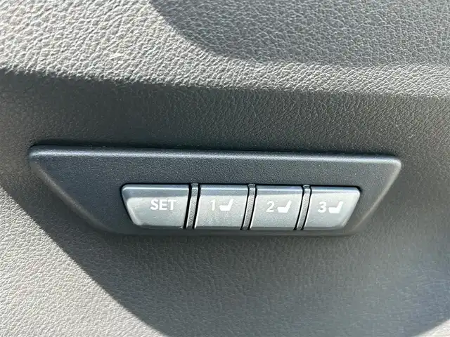 レクサス ＮＸ 300h バージョンL 熊本県 2015(平27)年 5.1万km ソニッククォーツ スカイルーフ/革シート/4WD/プッシュスタート/純正ナビ/（CD・DVD・フルセグTV・BTオーディオ・SD）/全方位カメラ/ビルトインETC/前後ドライブレコーダー/純正18インチAW/レーダークルーズ/パドルシフト/パワーバックドア/前席パワーシート・右前席シートメモリー/前席シートヒーター・エアーシート/ステアリングヒーター/LEDヘッドライト/オートライト/フォグライト/前後コーナーセンサー/横滑り防止装置/ウィンカーミラー/純正フロアマット/新車保証書/取扱説明書/スマートスペアキー×1本