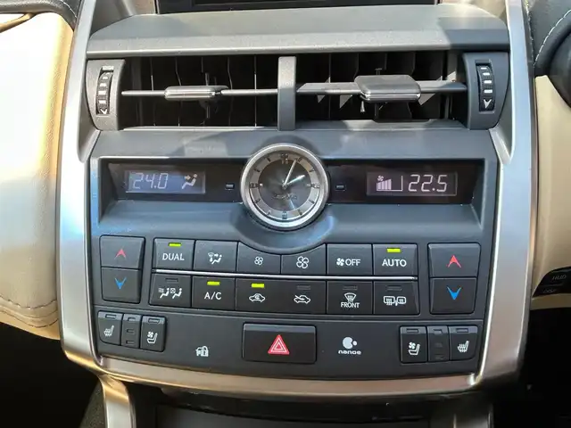 レクサス ＮＸ 300h バージョンL 熊本県 2015(平27)年 5.1万km ソニッククォーツ スカイルーフ/革シート/4WD/プッシュスタート/純正ナビ/（CD・DVD・フルセグTV・BTオーディオ・SD）/全方位カメラ/ビルトインETC/前後ドライブレコーダー/純正18インチAW/レーダークルーズ/パドルシフト/パワーバックドア/前席パワーシート・右前席シートメモリー/前席シートヒーター・エアーシート/ステアリングヒーター/LEDヘッドライト/オートライト/フォグライト/前後コーナーセンサー/横滑り防止装置/ウィンカーミラー/純正フロアマット/新車保証書/取扱説明書/スマートスペアキー×1本