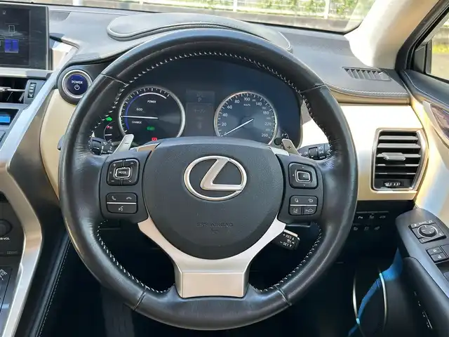 レクサス ＮＸ 300h バージョンL 熊本県 2015(平27)年 5.1万km ソニッククォーツ スカイルーフ/革シート/4WD/プッシュスタート/純正ナビ/（CD・DVD・フルセグTV・BTオーディオ・SD）/全方位カメラ/ビルトインETC/前後ドライブレコーダー/純正18インチAW/レーダークルーズ/パドルシフト/パワーバックドア/前席パワーシート・右前席シートメモリー/前席シートヒーター・エアーシート/ステアリングヒーター/LEDヘッドライト/オートライト/フォグライト/前後コーナーセンサー/横滑り防止装置/ウィンカーミラー/純正フロアマット/新車保証書/取扱説明書/スマートスペアキー×1本