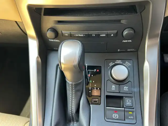 レクサス ＮＸ 300h バージョンL 熊本県 2015(平27)年 5.1万km ソニッククォーツ スカイルーフ/革シート/4WD/プッシュスタート/純正ナビ/（CD・DVD・フルセグTV・BTオーディオ・SD）/全方位カメラ/ビルトインETC/前後ドライブレコーダー/純正18インチAW/レーダークルーズ/パドルシフト/パワーバックドア/前席パワーシート・右前席シートメモリー/前席シートヒーター・エアーシート/ステアリングヒーター/LEDヘッドライト/オートライト/フォグライト/前後コーナーセンサー/横滑り防止装置/ウィンカーミラー/純正フロアマット/新車保証書/取扱説明書/スマートスペアキー×1本