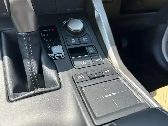レクサス ＮＸ 300h バージョンL 熊本県 2015(平27)年 5.1万km ソニッククォーツ スカイルーフ/革シート/4WD/プッシュスタート/純正ナビ/（CD・DVD・フルセグTV・BTオーディオ・SD）/全方位カメラ/ビルトインETC/前後ドライブレコーダー/純正18インチAW/レーダークルーズ/パドルシフト/パワーバックドア/前席パワーシート・右前席シートメモリー/前席シートヒーター・エアーシート/ステアリングヒーター/LEDヘッドライト/オートライト/フォグライト/前後コーナーセンサー/横滑り防止装置/ウィンカーミラー/純正フロアマット/新車保証書/取扱説明書/スマートスペアキー×1本