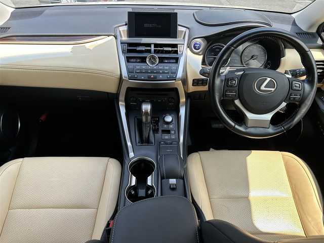 レクサス ＮＸ 300h バージョンL 熊本県 2015(平27)年 5.1万km ソニッククォーツ スカイルーフ/革シート/4WD/プッシュスタート/純正ナビ/（CD・DVD・フルセグTV・BTオーディオ・SD）/全方位カメラ/ビルトインETC/前後ドライブレコーダー/純正18インチAW/レーダークルーズ/パドルシフト/パワーバックドア/前席パワーシート・右前席シートメモリー/前席シートヒーター・エアーシート/ステアリングヒーター/LEDヘッドライト/オートライト/フォグライト/前後コーナーセンサー/横滑り防止装置/ウィンカーミラー/純正フロアマット/新車保証書/取扱説明書/スマートスペアキー×1本