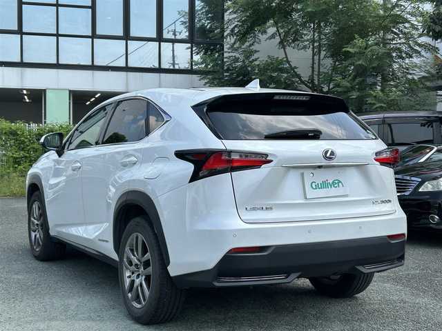 レクサス ＮＸ 300h バージョンL 熊本県 2015(平27)年 5.1万km ソニッククォーツ スカイルーフ/革シート/4WD/プッシュスタート/純正ナビ/（CD・DVD・フルセグTV・BTオーディオ・SD）/全方位カメラ/ビルトインETC/前後ドライブレコーダー/純正18インチAW/レーダークルーズ/パドルシフト/パワーバックドア/前席パワーシート・右前席シートメモリー/前席シートヒーター・エアーシート/ステアリングヒーター/LEDヘッドライト/オートライト/フォグライト/前後コーナーセンサー/横滑り防止装置/ウィンカーミラー/純正フロアマット/新車保証書/取扱説明書/スマートスペアキー×1本