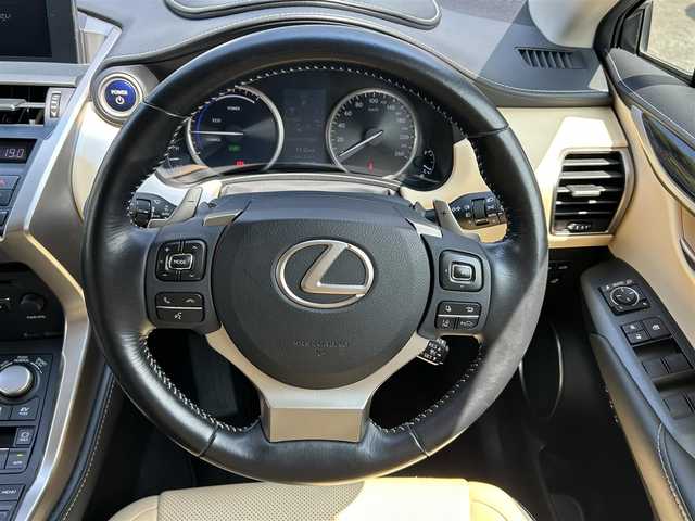 レクサス ＮＸ 300h バージョンL 熊本県 2015(平27)年 5.1万km ソニッククォーツ スカイルーフ/革シート/4WD/プッシュスタート/純正ナビ/（CD・DVD・フルセグTV・BTオーディオ・SD）/全方位カメラ/ビルトインETC/前後ドライブレコーダー/純正18インチAW/レーダークルーズ/パドルシフト/パワーバックドア/前席パワーシート・右前席シートメモリー/前席シートヒーター・エアーシート/ステアリングヒーター/LEDヘッドライト/オートライト/フォグライト/前後コーナーセンサー/横滑り防止装置/ウィンカーミラー/純正フロアマット/新車保証書/取扱説明書/スマートスペアキー×1本
