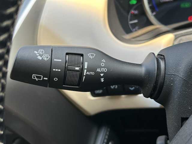 レクサス ＮＸ 300h バージョンL 熊本県 2015(平27)年 5.1万km ソニッククォーツ スカイルーフ/革シート/4WD/プッシュスタート/純正ナビ/（CD・DVD・フルセグTV・BTオーディオ・SD）/全方位カメラ/ビルトインETC/前後ドライブレコーダー/純正18インチAW/レーダークルーズ/パドルシフト/パワーバックドア/前席パワーシート・右前席シートメモリー/前席シートヒーター・エアーシート/ステアリングヒーター/LEDヘッドライト/オートライト/フォグライト/前後コーナーセンサー/横滑り防止装置/ウィンカーミラー/純正フロアマット/新車保証書/取扱説明書/スマートスペアキー×1本