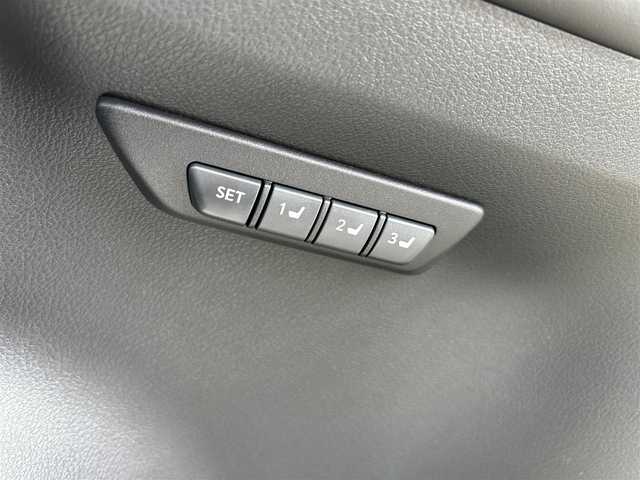 レクサス ＮＸ 300h バージョンL 熊本県 2015(平27)年 5.1万km ソニッククォーツ スカイルーフ/革シート/4WD/プッシュスタート/純正ナビ/（CD・DVD・フルセグTV・BTオーディオ・SD）/全方位カメラ/ビルトインETC/前後ドライブレコーダー/純正18インチAW/レーダークルーズ/パドルシフト/パワーバックドア/前席パワーシート・右前席シートメモリー/前席シートヒーター・エアーシート/ステアリングヒーター/LEDヘッドライト/オートライト/フォグライト/前後コーナーセンサー/横滑り防止装置/ウィンカーミラー/純正フロアマット/新車保証書/取扱説明書/スマートスペアキー×1本