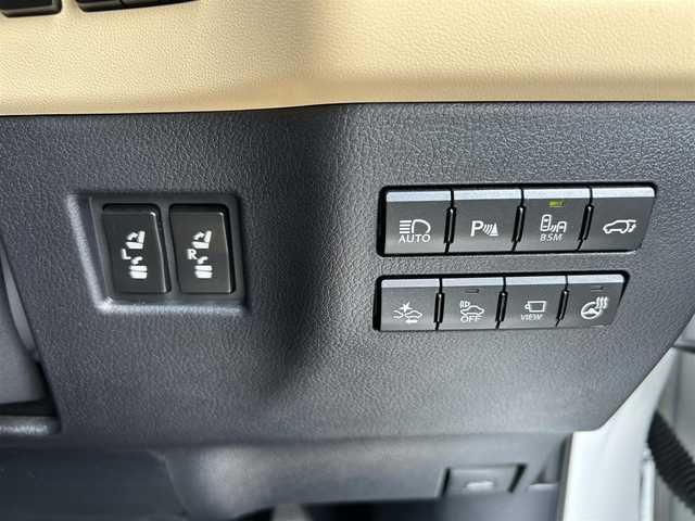 レクサス ＮＸ 300h バージョンL 熊本県 2015(平27)年 5.1万km ソニッククォーツ スカイルーフ/革シート/4WD/プッシュスタート/純正ナビ/（CD・DVD・フルセグTV・BTオーディオ・SD）/全方位カメラ/ビルトインETC/前後ドライブレコーダー/純正18インチAW/レーダークルーズ/パドルシフト/パワーバックドア/前席パワーシート・右前席シートメモリー/前席シートヒーター・エアーシート/ステアリングヒーター/LEDヘッドライト/オートライト/フォグライト/前後コーナーセンサー/横滑り防止装置/ウィンカーミラー/純正フロアマット/新車保証書/取扱説明書/スマートスペアキー×1本