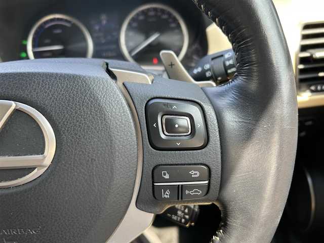 レクサス ＮＸ 300h バージョンL 熊本県 2015(平27)年 5.1万km ソニッククォーツ スカイルーフ/革シート/4WD/プッシュスタート/純正ナビ/（CD・DVD・フルセグTV・BTオーディオ・SD）/全方位カメラ/ビルトインETC/前後ドライブレコーダー/純正18インチAW/レーダークルーズ/パドルシフト/パワーバックドア/前席パワーシート・右前席シートメモリー/前席シートヒーター・エアーシート/ステアリングヒーター/LEDヘッドライト/オートライト/フォグライト/前後コーナーセンサー/横滑り防止装置/ウィンカーミラー/純正フロアマット/新車保証書/取扱説明書/スマートスペアキー×1本