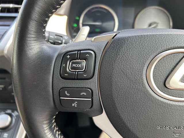 レクサス ＮＸ 300h バージョンL 熊本県 2015(平27)年 5.1万km ソニッククォーツ スカイルーフ/革シート/4WD/プッシュスタート/純正ナビ/（CD・DVD・フルセグTV・BTオーディオ・SD）/全方位カメラ/ビルトインETC/前後ドライブレコーダー/純正18インチAW/レーダークルーズ/パドルシフト/パワーバックドア/前席パワーシート・右前席シートメモリー/前席シートヒーター・エアーシート/ステアリングヒーター/LEDヘッドライト/オートライト/フォグライト/前後コーナーセンサー/横滑り防止装置/ウィンカーミラー/純正フロアマット/新車保証書/取扱説明書/スマートスペアキー×1本