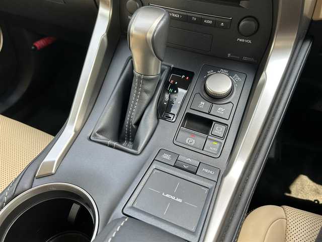 レクサス ＮＸ 300h バージョンL 熊本県 2015(平27)年 5.1万km ソニッククォーツ スカイルーフ/革シート/4WD/プッシュスタート/純正ナビ/（CD・DVD・フルセグTV・BTオーディオ・SD）/全方位カメラ/ビルトインETC/前後ドライブレコーダー/純正18インチAW/レーダークルーズ/パドルシフト/パワーバックドア/前席パワーシート・右前席シートメモリー/前席シートヒーター・エアーシート/ステアリングヒーター/LEDヘッドライト/オートライト/フォグライト/前後コーナーセンサー/横滑り防止装置/ウィンカーミラー/純正フロアマット/新車保証書/取扱説明書/スマートスペアキー×1本