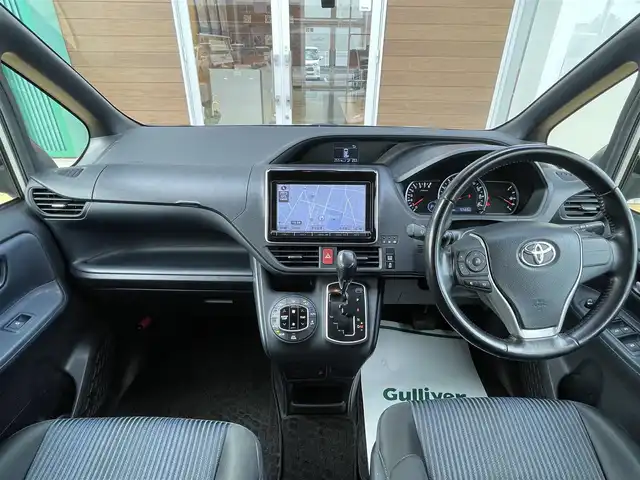 トヨタ ヴォクシー ZS 宮崎県 2016(平28)年 7.1万km シルバーM トヨタセーフティセンス/プリクラッシュセーフティ/レーンディパーチャーアラート/オートマチックハイビーム/先行車発進通知/LEDヘッドライト/フォグランプ/オートライト/バックカメラ/片側パワースライドドア/9インチナビ/フルセグTV/Bluetooth/DVD/CD/SD/純正ビルトインETC/革巻きステアリング/ステアリングスイッチ/電動格納ミラー/ウインカーミラー/バニティミラー/純正AW/プッシュスタート/アイドリングストップ/MTモード/取扱説明書