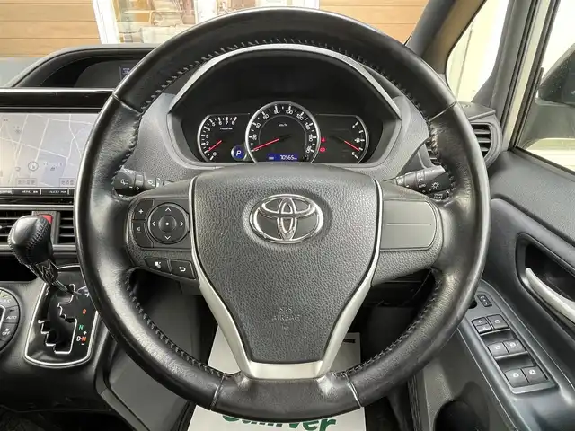 トヨタ ヴォクシー ZS 宮崎県 2016(平28)年 7.1万km シルバーM トヨタセーフティセンス/プリクラッシュセーフティ/レーンディパーチャーアラート/オートマチックハイビーム/先行車発進通知/LEDヘッドライト/フォグランプ/オートライト/バックカメラ/片側パワースライドドア/9インチナビ/フルセグTV/Bluetooth/DVD/CD/SD/純正ビルトインETC/革巻きステアリング/ステアリングスイッチ/電動格納ミラー/ウインカーミラー/バニティミラー/純正AW/プッシュスタート/アイドリングストップ/MTモード/取扱説明書