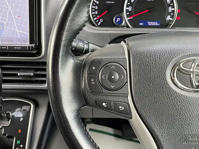 トヨタ ヴォクシー ZS 宮崎県 2016(平28)年 7.1万km シルバーM トヨタセーフティセンス/プリクラッシュセーフティ/レーンディパーチャーアラート/オートマチックハイビーム/先行車発進通知/LEDヘッドライト/フォグランプ/オートライト/バックカメラ/片側パワースライドドア/9インチナビ/フルセグTV/Bluetooth/DVD/CD/SD/純正ビルトインETC/革巻きステアリング/ステアリングスイッチ/電動格納ミラー/ウインカーミラー/バニティミラー/純正AW/プッシュスタート/アイドリングストップ/MTモード/取扱説明書