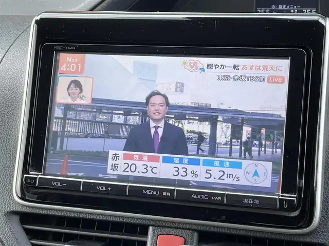 トヨタ ヴォクシー ZS 宮崎県 2016(平28)年 7.1万km シルバーM トヨタセーフティセンス/プリクラッシュセーフティ/レーンディパーチャーアラート/オートマチックハイビーム/先行車発進通知/LEDヘッドライト/フォグランプ/オートライト/バックカメラ/片側パワースライドドア/9インチナビ/フルセグTV/Bluetooth/DVD/CD/SD/純正ビルトインETC/革巻きステアリング/ステアリングスイッチ/電動格納ミラー/ウインカーミラー/バニティミラー/純正AW/プッシュスタート/アイドリングストップ/MTモード/取扱説明書