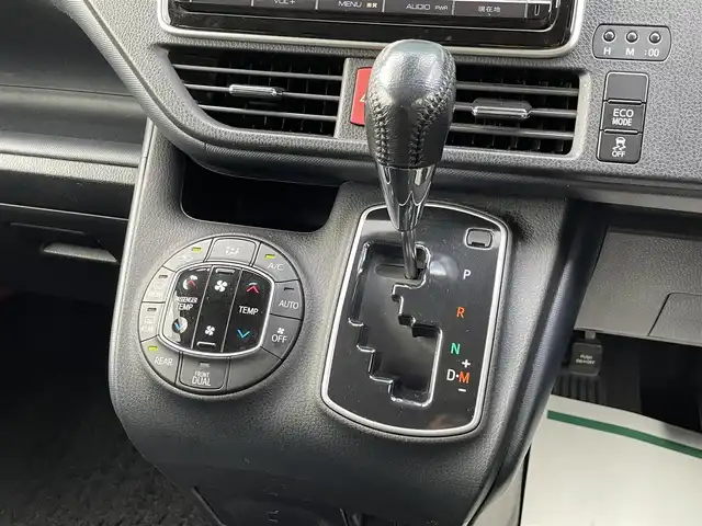 トヨタ ヴォクシー ZS 宮崎県 2016(平28)年 7.1万km シルバーM トヨタセーフティセンス/プリクラッシュセーフティ/レーンディパーチャーアラート/オートマチックハイビーム/先行車発進通知/LEDヘッドライト/フォグランプ/オートライト/バックカメラ/片側パワースライドドア/9インチナビ/フルセグTV/Bluetooth/DVD/CD/SD/純正ビルトインETC/革巻きステアリング/ステアリングスイッチ/電動格納ミラー/ウインカーミラー/バニティミラー/純正AW/プッシュスタート/アイドリングストップ/MTモード/取扱説明書