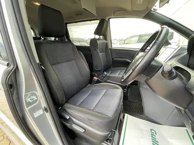 トヨタ ヴォクシー ZS 宮崎県 2016(平28)年 7.1万km シルバーM トヨタセーフティセンス/プリクラッシュセーフティ/レーンディパーチャーアラート/オートマチックハイビーム/先行車発進通知/LEDヘッドライト/フォグランプ/オートライト/バックカメラ/片側パワースライドドア/9インチナビ/フルセグTV/Bluetooth/DVD/CD/SD/純正ビルトインETC/革巻きステアリング/ステアリングスイッチ/電動格納ミラー/ウインカーミラー/バニティミラー/純正AW/プッシュスタート/アイドリングストップ/MTモード/取扱説明書