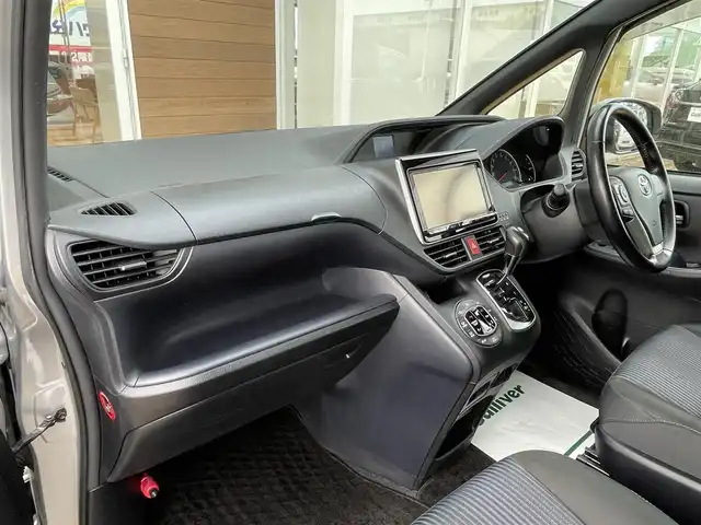 トヨタ ヴォクシー ZS 宮崎県 2016(平28)年 7.1万km シルバーM トヨタセーフティセンス/プリクラッシュセーフティ/レーンディパーチャーアラート/オートマチックハイビーム/先行車発進通知/LEDヘッドライト/フォグランプ/オートライト/バックカメラ/片側パワースライドドア/9インチナビ/フルセグTV/Bluetooth/DVD/CD/SD/純正ビルトインETC/革巻きステアリング/ステアリングスイッチ/電動格納ミラー/ウインカーミラー/バニティミラー/純正AW/プッシュスタート/アイドリングストップ/MTモード/取扱説明書