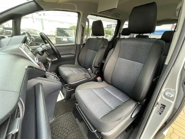 トヨタ ヴォクシー ZS 宮崎県 2016(平28)年 7.1万km シルバーM トヨタセーフティセンス/プリクラッシュセーフティ/レーンディパーチャーアラート/オートマチックハイビーム/先行車発進通知/LEDヘッドライト/フォグランプ/オートライト/バックカメラ/片側パワースライドドア/9インチナビ/フルセグTV/Bluetooth/DVD/CD/SD/純正ビルトインETC/革巻きステアリング/ステアリングスイッチ/電動格納ミラー/ウインカーミラー/バニティミラー/純正AW/プッシュスタート/アイドリングストップ/MTモード/取扱説明書