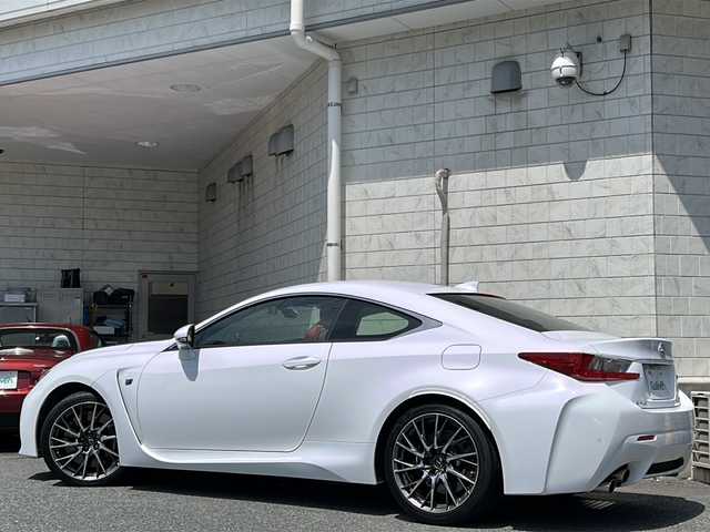 レクサス ＲＣ Ｆ 神奈川県 2015(平27)年 3.3万km ホワイトノーヴァガラスフレーク ワンオーナー/マークレビンソン/赤革シート/電動リヤスポイラー/TVD/純正ナビ【CD/DVD/SD/USB/BT/AUX/フルセグTV】/ビルトインETC(DSRC)/前席メモリーパワーシート/シートヒーター/エアシート/クルーズコントロール/プリクラッシュセーフティー/コーナーセンサー/パドルシフト/3眼LEDライト/オートハイビーム/純正フロアマット/社外前後ドライブレコーダー/ビルトインETC/ステアリングスイッチ/プッシュスタート/スマートキー/保証書/取扱説明書/カードキー/スマートキー