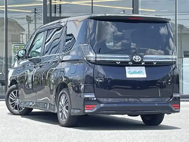 トヨタ ヴォクシー S－G 茨城県 2023(令5)年 3.6万km スパークリングブラックパールクリスタルシャイン 純正ディスプレイオーディオ/【AM・FM・TV・BT・USB・ＣＤ・ＤＶＤ】/レーダークルコン/ETC2.0/Bカメラ/前後コーナーセンサー/両側パワスラ/MTモード付AT/ブレーキホールド/オートライト/オートハイビーム/LEDライト/ヘッドライトレベライザー/純正フロアマット/純正アルミホイール/ステリモ/横滑り防止装置/レーンキープアシスト/衝突被害軽減システム