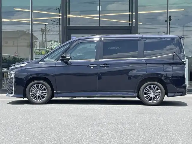 トヨタ ヴォクシー S－G 茨城県 2023(令5)年 3.6万km スパークリングブラックパールクリスタルシャイン 純正ディスプレイオーディオ/【AM・FM・TV・BT・USB・ＣＤ・ＤＶＤ】/レーダークルコン/ETC2.0/Bカメラ/前後コーナーセンサー/両側パワスラ/MTモード付AT/ブレーキホールド/オートライト/オートハイビーム/LEDライト/ヘッドライトレベライザー/純正フロアマット/純正アルミホイール/ステリモ/横滑り防止装置/レーンキープアシスト/衝突被害軽減システム
