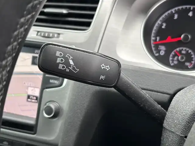 フォルクスワーゲン ゴルフ ヴァリアント TSI コンフォートライン BM 宮城県 2016(平28)年 18.2万km 白 登録時走行距離181129km/純正SDナビ/AM・FM・CD・DVD・Bluetooth・AUX/ビルトインETC/ドライブレコーダー/コーナーセンサー/バックカメラ/クリアランスソナー/スマートキー/スペアキー有/ルーフレール/純正LEDライト/スタッドレスタイヤ（4本）/ウインカーミラー/電動格納ミラー/社外フロアマット