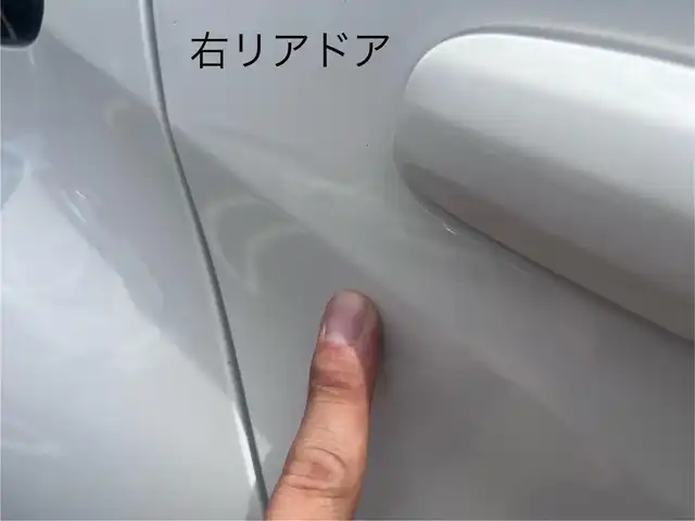 トヨタ ヤリス X 三重県 2020(令2)年 6.1万km スーパーホワイトⅡ 純正7インチディスプレイオーディオ/（FM/AM/Bluetooth/USB/Miracast)/トヨタセーフティセンス（衝突回避支援パッケージ）/・プリクラッシュセフティ/・レーンディパーチャーアラート/・オートマチックハイビーム/・ロードサインアシスト/・セカンダリーコリジョンブレーキ/先行車発進告知機能/ビルトインETC/ステアリングスイッチ/ヘッドレスト一体型ブラックファブリックシート/シートリフター(運転席)/電動格納ミラー/純正フロアマット/ドアバイザー/リモコンキー/スペアキー1本