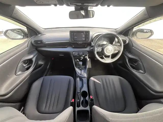 トヨタ ヤリス X 三重県 2020(令2)年 6.1万km スーパーホワイトⅡ 純正7インチディスプレイオーディオ/（FM/AM/Bluetooth/USB/Miracast)/トヨタセーフティセンス（衝突回避支援パッケージ）/・プリクラッシュセフティ/・レーンディパーチャーアラート/・オートマチックハイビーム/・ロードサインアシスト/・セカンダリーコリジョンブレーキ/先行車発進告知機能/ビルトインETC/ステアリングスイッチ/ヘッドレスト一体型ブラックファブリックシート/シートリフター(運転席)/電動格納ミラー/純正フロアマット/ドアバイザー/リモコンキー/スペアキー1本