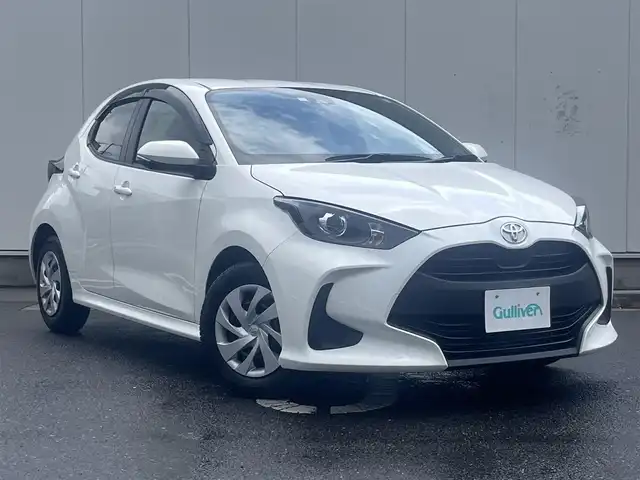 トヨタ ヤリス X 三重県 2020(令2)年 6.1万km スーパーホワイトⅡ 純正7インチディスプレイオーディオ/（FM/AM/Bluetooth/USB/Miracast)/トヨタセーフティセンス（衝突回避支援パッケージ）/・プリクラッシュセフティ/・レーンディパーチャーアラート/・オートマチックハイビーム/・ロードサインアシスト/・セカンダリーコリジョンブレーキ/先行車発進告知機能/ビルトインETC/ステアリングスイッチ/ヘッドレスト一体型ブラックファブリックシート/シートリフター(運転席)/電動格納ミラー/純正フロアマット/ドアバイザー/リモコンキー/スペアキー1本