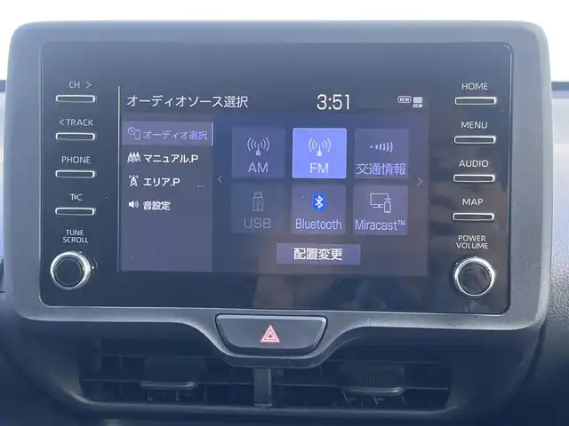 トヨタ ヤリス X 三重県 2020(令2)年 6.1万km スーパーホワイトⅡ 純正7インチディスプレイオーディオ/（FM/AM/Bluetooth/USB/Miracast)/トヨタセーフティセンス（衝突回避支援パッケージ）/・プリクラッシュセフティ/・レーンディパーチャーアラート/・オートマチックハイビーム/・ロードサインアシスト/・セカンダリーコリジョンブレーキ/先行車発進告知機能/ビルトインETC/ステアリングスイッチ/ヘッドレスト一体型ブラックファブリックシート/シートリフター(運転席)/電動格納ミラー/純正フロアマット/ドアバイザー/リモコンキー/スペアキー1本