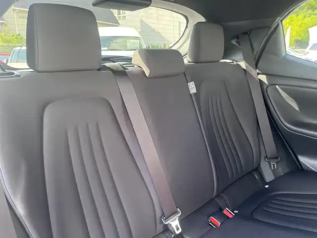 トヨタ ヤリス X 三重県 2020(令2)年 6.1万km スーパーホワイトⅡ 純正7インチディスプレイオーディオ/（FM/AM/Bluetooth/USB/Miracast)/トヨタセーフティセンス（衝突回避支援パッケージ）/・プリクラッシュセフティ/・レーンディパーチャーアラート/・オートマチックハイビーム/・ロードサインアシスト/・セカンダリーコリジョンブレーキ/先行車発進告知機能/ビルトインETC/ステアリングスイッチ/ヘッドレスト一体型ブラックファブリックシート/シートリフター(運転席)/電動格納ミラー/純正フロアマット/ドアバイザー/リモコンキー/スペアキー1本