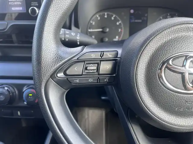 トヨタ ヤリス X 三重県 2020(令2)年 6.1万km スーパーホワイトⅡ 純正7インチディスプレイオーディオ/（FM/AM/Bluetooth/USB/Miracast)/トヨタセーフティセンス（衝突回避支援パッケージ）/・プリクラッシュセフティ/・レーンディパーチャーアラート/・オートマチックハイビーム/・ロードサインアシスト/・セカンダリーコリジョンブレーキ/先行車発進告知機能/ビルトインETC/ステアリングスイッチ/ヘッドレスト一体型ブラックファブリックシート/シートリフター(運転席)/電動格納ミラー/純正フロアマット/ドアバイザー/リモコンキー/スペアキー1本