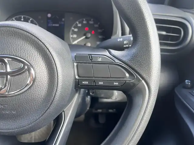 トヨタ ヤリス X 三重県 2020(令2)年 6.1万km スーパーホワイトⅡ 純正7インチディスプレイオーディオ/（FM/AM/Bluetooth/USB/Miracast)/トヨタセーフティセンス（衝突回避支援パッケージ）/・プリクラッシュセフティ/・レーンディパーチャーアラート/・オートマチックハイビーム/・ロードサインアシスト/・セカンダリーコリジョンブレーキ/先行車発進告知機能/ビルトインETC/ステアリングスイッチ/ヘッドレスト一体型ブラックファブリックシート/シートリフター(運転席)/電動格納ミラー/純正フロアマット/ドアバイザー/リモコンキー/スペアキー1本