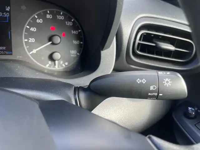 トヨタ ヤリス X 三重県 2020(令2)年 6.1万km スーパーホワイトⅡ 純正7インチディスプレイオーディオ/（FM/AM/Bluetooth/USB/Miracast)/トヨタセーフティセンス（衝突回避支援パッケージ）/・プリクラッシュセフティ/・レーンディパーチャーアラート/・オートマチックハイビーム/・ロードサインアシスト/・セカンダリーコリジョンブレーキ/先行車発進告知機能/ビルトインETC/ステアリングスイッチ/ヘッドレスト一体型ブラックファブリックシート/シートリフター(運転席)/電動格納ミラー/純正フロアマット/ドアバイザー/リモコンキー/スペアキー1本