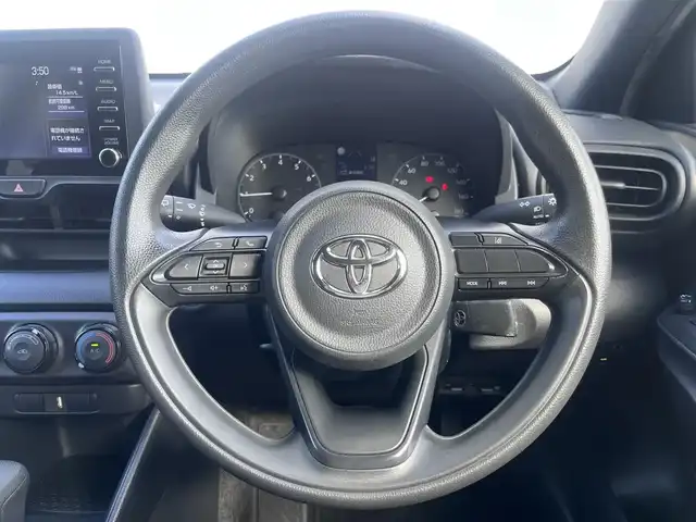 トヨタ ヤリス X 三重県 2020(令2)年 6.1万km スーパーホワイトⅡ 純正7インチディスプレイオーディオ/（FM/AM/Bluetooth/USB/Miracast)/トヨタセーフティセンス（衝突回避支援パッケージ）/・プリクラッシュセフティ/・レーンディパーチャーアラート/・オートマチックハイビーム/・ロードサインアシスト/・セカンダリーコリジョンブレーキ/先行車発進告知機能/ビルトインETC/ステアリングスイッチ/ヘッドレスト一体型ブラックファブリックシート/シートリフター(運転席)/電動格納ミラー/純正フロアマット/ドアバイザー/リモコンキー/スペアキー1本